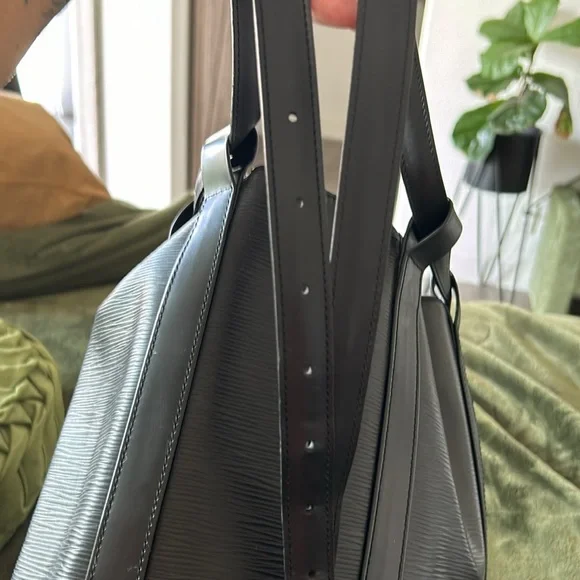 LOUIS VUITTON Randonnee Shoulder Bag 🖤🖤AR0948 EUC 🖤🖤
